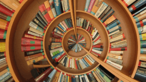 Conjunto de livros dispostos em formato circular.