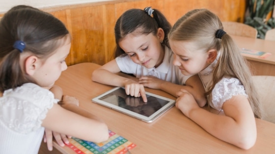Reprodução: Freepik. Três meninas se divertem com jogos de simulação.