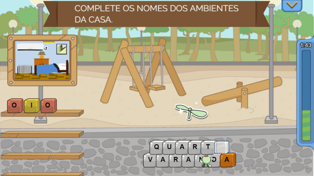 Print do jogo mostra brinquedos num jardim (balanço, gangorra e outros).