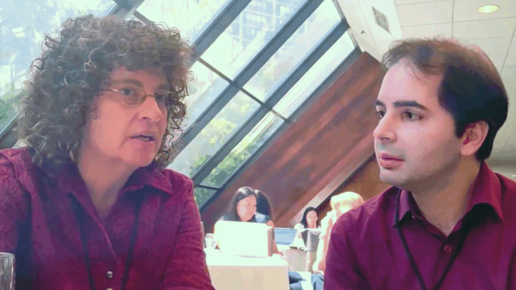 Foto dos pesquisadores Daphne Greenberg e Americo Amorim conversando sobre a qualidade no ensino a adultos analfabetos.